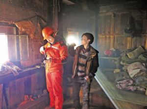 
　　電網(wǎng)員工為四川省同歸村村民安裝太陽能發(fā)電裝置。胡成蘭 攝

　　“永遠(yuǎn)把人民對美好生活的向往作為奮斗目標(biāo)