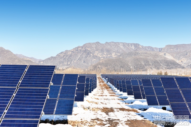                                                   
 
 
寨河苑5MW日食地面電站項(xiàng)目

    寨河苑5MW日食地面電站項(xiàng)目
近日，國(guó)內(nèi)最大（5MW）的疊瓦組件地面電站—寨河苑光伏電站在河南濟(jì)源并網(wǎng)發(fā)電，此項(xiàng)目全部采用賽拉弗多晶日食組件，為國(guó)內(nèi)首個(gè)疊瓦組件地面電站項(xiàng)目。

此項(xiàng)目由河南暖煌光電投資建設(shè)，共使用賽拉弗300瓦多晶日食組件16000余片，每年發(fā)電量高達(dá)700多萬(wàn)度，可以滿足約60