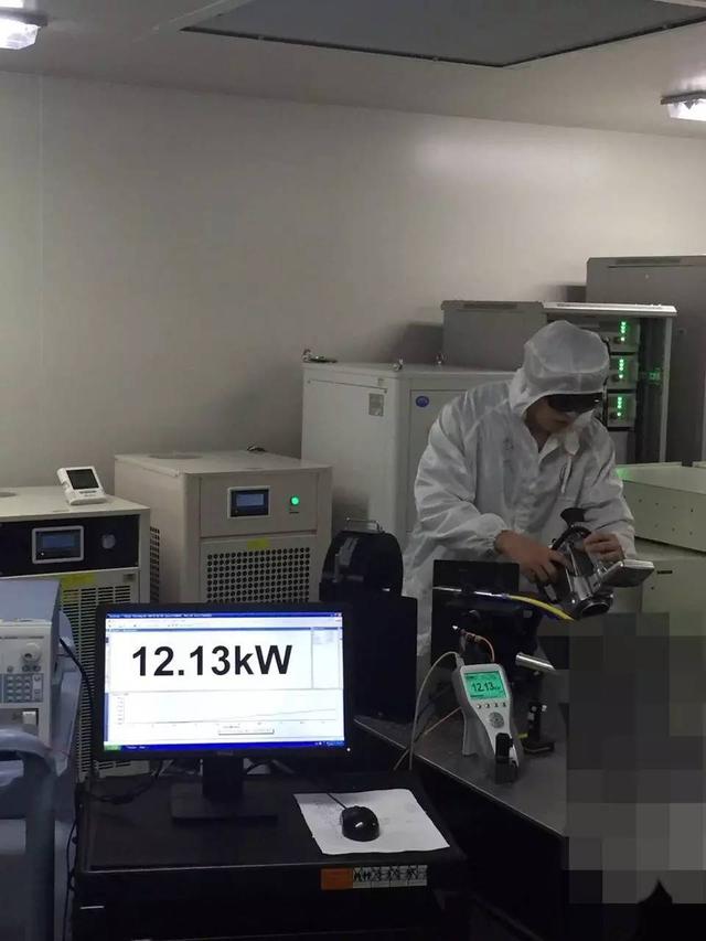 　　近日，中国电子科技集团公司53所联合国防科学技术大学高能激光技术团队成功研制出功率达到1.2万瓦的工业级光纤激光器，其综合性能指标达国际一流水平。该产品的问世，将打破国内万瓦级光纤激光器依赖进口的局面，使得国产万瓦光纤激光器水平再上新台阶