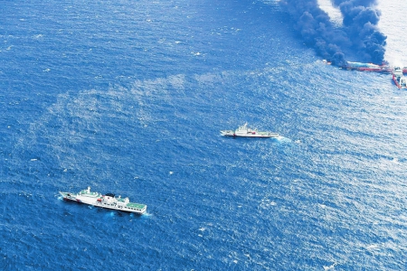 　　1月6日，“桑吉”号与“长峰水晶”号不幸在长江口以东约160海里处发生碰撞，导致“桑吉”轮全船失火，14日中午，燃烧了多天的“桑吉”轮突然发生爆燃，船上携带的大量凝析油形成了大片的油污带。  　　实时监测油污带状况 　　在事故发生之后，国家迅速成立海上应急监测领导小组，启动海上应急响应，通过船舶、飞机、卫星等方式对东海海域形成监测