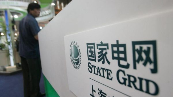 
            	全球最大的公用事业企业日前对外宣布了一个新目标，这个目标不仅将更好服务其超过11亿人的庞大客户群，还可能永久改变能源行业与互联网行业的全球格局。正在举行的国家电网公司第三届职工代表大会第三次会议暨2018年工作会议上，国家电网首次提出，要开启建设具有卓越竞争力的世界一流能源互联网企业新征程