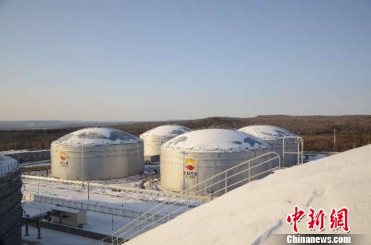 　　2017年漠河中俄原油管道累计进口管输原油1650万吨，货值66.78亿美元。　钟欣　摄　　中新网哈尔滨1月23日电(李国军 记者 刘锡菊)23日，记者获悉，2017年漠河中俄原油管道累计进口管输原油1650万吨，货值66.78亿美元，自管道开通起累计输油12407万吨