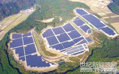 由東京盛世利株式會社(TokyoCenturyCorporation)和京瓷株式會社共同出資成立的京瓷TCL太陽能聯(lián)合公司在日本山口縣建成約21.1MW光伏電站，于本月11日舉行竣工儀式，目前已投入運(yùn)行。



此電站占地約90萬㎡，共使用了78,144塊京瓷光伏組件，預(yù)計年發(fā)電量約達(dá)2,300萬kWh，相當(dāng)于約7,730戶普通家庭一年的用電量