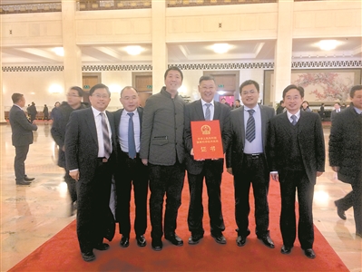 
	中国储能网讯：上周末，在钓鱼台国宾馆召开的中国电动汽车百人会论坛上，国家科技部部长万钢在总结新能源汽车发展成就时，提到如今“动力电池系统价格已经下降到2元/瓦时以下，而产能达到200G瓦时，基本上满足产业化和市场的需求。”


	


	康飞宇教授及科研团队部分成员领取国家技术发明奖二等奖