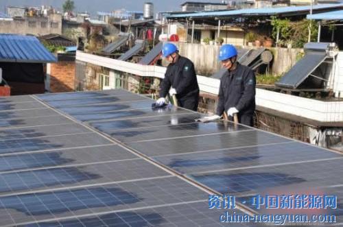                                                                                                                                                 
	供電技術(shù)人員在幫助光伏發(fā)電戶維護檢查電池板?！堬@鳳　攝

	　　位于福建建甌市小橋鎮(zhèn)的富晶寶微料有限公司的廠房房頂上，一排排光伏板一字排開，十分壯觀