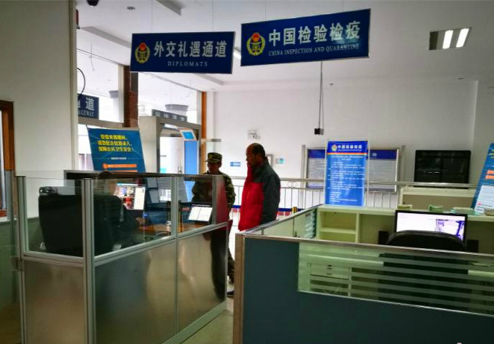 　　1月20日，云南怒江出入境检验检疫局一台“热成像式红外测温仪”在片马口岸安装调试并投入使用。  图片来自怒江大峡谷网 　　该设备集成了体温监测预警、人员信息自动录入等功能，当入境人员进入入境通道，该测温仪便能通过红外测温自动监测入境人员体温