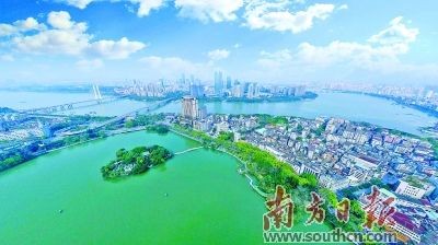 
            	2017年惠州市空气质量连续4年全面达标，空气质量指数居珠三角首位。资料图片2017年广东省城市环境空气综合质量指数排名35微克／立方米、28微克／立方米――广州、深圳，两座人口过千万的特大城市，在国内一线城市中率先突围，PM2．5达标！其中深圳已是连续四年达标，广州则实现零的突破！珠三角PM2．5继续达标，珠三角空气质量整体状况在全国重点区域居于前列