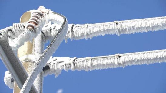 
　　針對(duì)雨雪天氣對(duì)電網(wǎng)運(yùn)行可能造成的影響，1月24日，國(guó)網(wǎng)浙江省電力有限公司緊急啟動(dòng)預(yù)防雨雪冰凍天氣藍(lán)色預(yù)警，積極部署指導(dǎo)各地供電公司做好低溫雨雪天氣期間電力安全生產(chǎn)工作，并安排應(yīng)急值守、救援人員和搶險(xiǎn)物資，積極應(yīng)對(duì)可能出現(xiàn)的雨雪災(zāi)害。

　　各地供電公司提前開展輸變配電設(shè)備特巡，清理易受雨雪冰凍天氣影響的中低壓線路通道，防止樹竹覆雪倒伏引起配電線路損壞事故發(fā)生