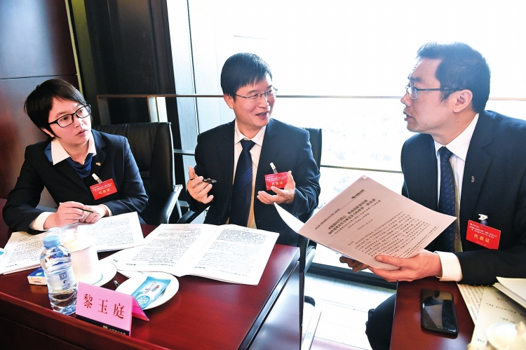 
　　會(huì)議期間，與會(huì)代表在熱烈討論董事長(zhǎng)講話和總經(jīng)理工作報(bào)告?！∧暇W(wǎng)報(bào)記者 李志杰 攝

　　“政治站位高，戰(zhàn)略目光遠(yuǎn)，具體工作實(shí)