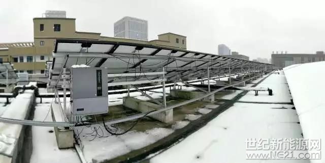 今冬以來，多地終于迎來了降雪，那么在大雪天，咱家的光伏電站都需要注意什么呢?今天就從安裝、清雪和注意事項(xiàng)三方面來給伙伴們念叨念叨。

下雪天太陽能電池板還能發(fā)電嗎

對此，密歇根理工大學(xué)副教授約書亞 皮爾斯表示：“如果積雪完全覆蓋住電池板，只有少部分太陽光穿過積雪照射到太陽能電池板上，那么產(chǎn)生的能量就顯然少了