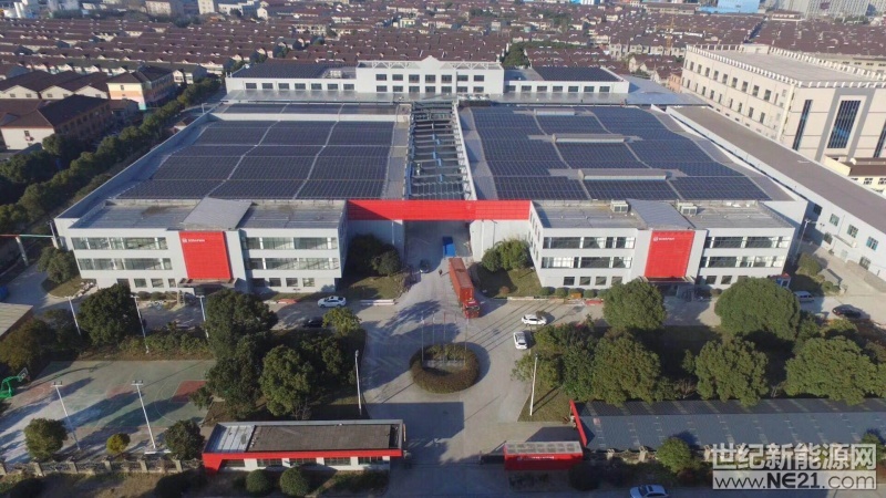 1月25日，賽拉弗1.5MW日食屋頂分布式光伏電站竣工剪彩儀式在常州賽拉弗工廠隆重舉行，該電站是全球最大的使用疊瓦組件的屋頂項目。


 
項目共采用4615塊賽拉弗325W單晶日食組件，組件效率達19.11%，是全球最大的使用疊瓦組件的屋頂項目