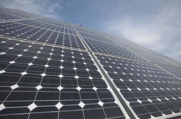 
	　　2017年，中國光伏新增裝機超53GW，同比增長53%。其中，光伏電站3362萬千瓦，同比增加11%;分布式光伏1944萬千瓦，同比增長3.7倍
