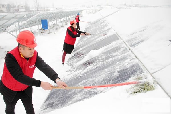 
	 

	　　近期，河南內(nèi)鄉(xiāng)縣連降大雪，氣溫較低，全縣799個光伏扶貧電站積雪嚴重不能正常發(fā)電，內(nèi)鄉(xiāng)縣供電公司組織1000多名志愿者深入各電站，不間斷除雪，每天可挽回30萬千瓦時發(fā)電量，相當于20多萬元的損失。

	

	

	                                                			                