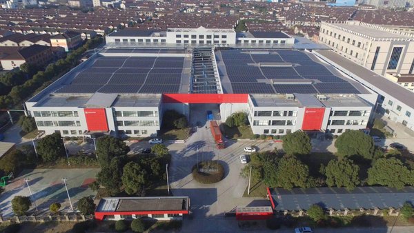 
	　　1月25日，賽拉弗1.5MW日食屋頂分布式光伏電站竣工剪彩儀式在常州賽拉弗工廠隆重舉行。

	
	賽拉弗1.5MW日食屋頂分布式光伏電站

	　　該項(xiàng)目共采用4615塊賽拉弗325W單晶日食組件，組件效率達(dá)19.1%，是全球最大的使用疊瓦組件的屋頂項(xiàng)目