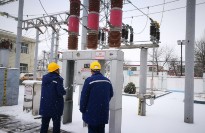                  本网讯（通讯员  李娟/张健）1月26、7日我省迎来今年又一次大范围降雪天气，为防止天气寒冷造成冰冻灾害，影响辖区范围内输变电设备安全运行，淳化县供电分公司在辖区开展重要供电线路巡线排查工作，确保电网安全运行。据悉，该公司入冬以后便提早编制迎峰度冬保电方案，进一步完善电网风险预警及应急处置方案，加强对输变电设备存在的安全隐患和缺陷的深入排查，及时预测公司供电负荷，对电网进行全面体检，采取综合性检查与专项整治相结合的方式，对电网运行安全隐患以及施工现场安