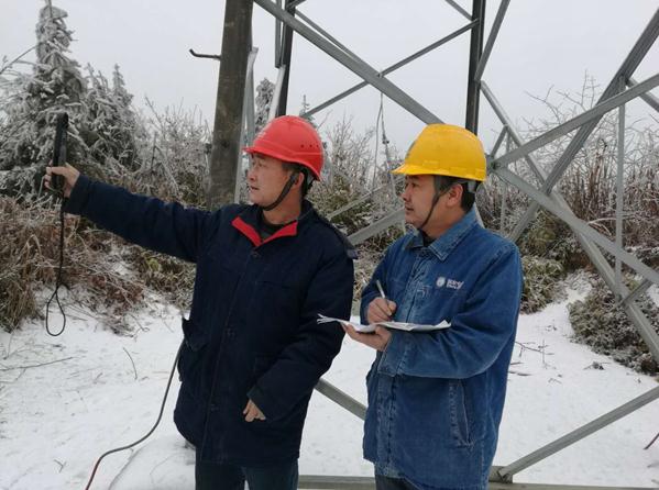 　　冬夜，深山里一片漆黑，氣溫下降至-5℃。沒有路，只有前車走過的深深轍印和黃泥在車燈下清晰可見，沿著這些轍印，益陽供電公司輸電運(yùn)檢室和變電運(yùn)維室防凍融冰24名隊(duì)員們?cè)谒槭蓄嶔?，?20kV民洢線哨所挺進(jìn)