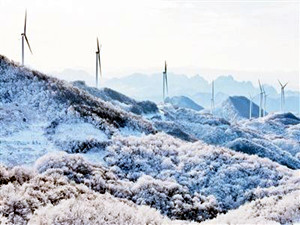 
                
	
                    
	近日，湖北省保康縣后坪鎮(zhèn)黃連山風(fēng)力發(fā)電場(chǎng)24臺(tái)風(fēng)力發(fā)電機(jī)組正式投入運(yùn)營(yíng)。據(jù)悉，該風(fēng)力發(fā)電場(chǎng)年上網(wǎng)電量達(dá)8280萬千瓦時(shí)，投運(yùn)后，每年可節(jié)約標(biāo)煤35萬噸，減少排放煙塵6000噸、二氧化碳150萬噸、二氧化硫5000噸