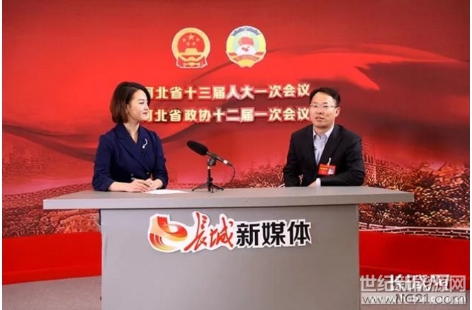 

河北省人大代表、英利集團(tuán)黨委書記鄭小強接受采訪。記者 高琳哲 攝

“大力發(fā)展集中供熱，實施電代煤、氣代煤改造，開展光熱、光伏、風(fēng)電等供暖試點，確保群眾清潔溫暖過冬