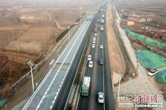 

全球首個承載式光伏高速公路試驗段在濟(jì)南建成通車。 中新社記者 梁犇 攝

中新社濟(jì)南1月29日電 (記者 梁犇)濟(jì)南警方29日通報稱，中國首條光伏高速公路路面損壞是車載懸掛物對路面鏟切、刮蹭所致
