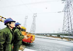 
　　湖北鄂州供電公司員工在220千伏鄂蒲一二回線路橫跨武黃城際鐵路處巡查，確保鐵路安全用電。孟長(zhǎng)生 攝

　　1月27日，江西電力檢修公司員工曾靈聰檢修鄂贛聯(lián)絡(luò)線500千伏磁永線時(shí)，發(fā)現(xiàn)自己下巴上掛了冰