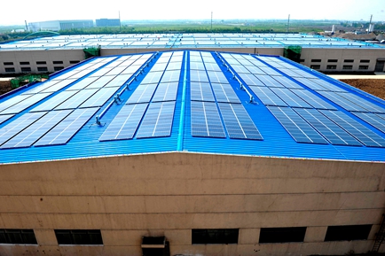 
                
	
                    
	近日，天合光能公布2017年全球光伏组件出货量为9.0-9.2GW。根据PV-Tech公布的《Top-10ModuelSuppliersin2017》（《2017年全球十大组件供应商》）排名，天合光能继续稳居第二名，累积出货量超过32GW，继续保持全球第一