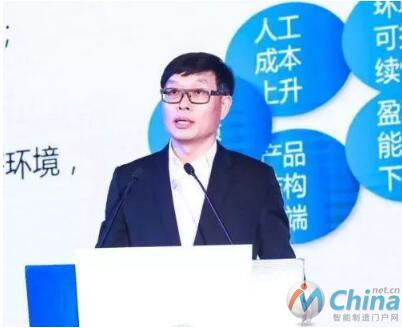 
                    
	
		  
	
	
		 
	
	
		    方洪波
	
	
		 
	
	
		    “归根结底，制造业的转型路径，我认为是以下几点：寻求新的成本优势、培养建立差异化的能力、以及实现产业间转型升级。”
	
	
		 
	
	
		    尊敬的各位领导、各位嘉宾，大家下午好！感谢主办方给我这样一个机会跟大家分享一下美的在转型方面的一些体会，下面我用二三十分