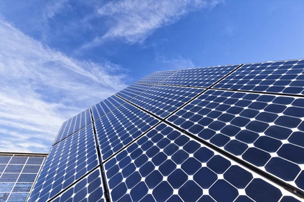 
                
	
                    
	日前，太阳能面板制造商晶科能源表示，董事会授权公司完成美国工厂的规划和建设，这将是该公司在美国的第一家工厂。

	

	就在几天前，美国总统唐纳德˙特朗普宣布，美国将对进口太阳能面板征收最高达30%的关税