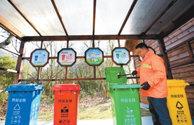 　　垃圾分类为何难推广(法治头条・聚焦城市精细化管理④)　　　　江西靖安县按照“户分类、村收集、乡转运、县处理”的方式，全面推进垃圾一体化处理。同时，采取“垃圾换商品”的激励机制，鼓励垃圾分类