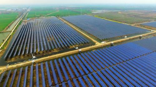 　　资料图片：2016年3月26日，江苏宝应加紧扩建3000亩渔光互补发电工程。(新华社记者张晨霖摄)　　核心提示：报道称，今天，煤炭仍占到世界电力产量的超过40%，但是能源专家们预计，在10年之内煤炭所占份额将达到峰值，然后开始下降