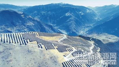 

建在高山之巅的小金县美兴镇大坝口太阳能光伏发电项目。曹帅摄

1月26日，从阿坝州小金县城出发，沿着弯弯曲曲的水泥路前行，拐过30多个弯，便来到了平均海拔3800米的美兴镇大坝口山顶