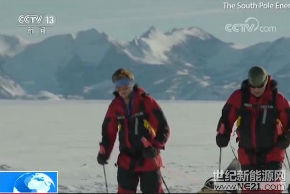 最近一對英國父子完成了一個(gè)前無古人的寒冷挑戰(zhàn)：61歲的探險(xiǎn)家羅伯特&dot;斯旺帶著他23歲的兒子，在南極徒步旅行，走了整整57天，完成966公里的旅程。更難能可貴的是，為了宣傳可再生能源，在零下40攝氏度的嚴(yán)寒中，兩人只依靠太陽能等可再生能源來取暖