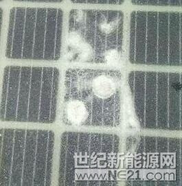 曬曬太陽就能發(fā)電，冬天自動融化積雪，未來電動汽車跑上去還能充電……去年12月28日，全球首段承載式光伏高速公路試驗段在濟(jì)南南繞城高速正式亮相。僅5天后，一段約1.85米長、10至15厘米寬的路面便遭破壞，甚至有傳言稱，有人惡意竊取這項“黑科技”