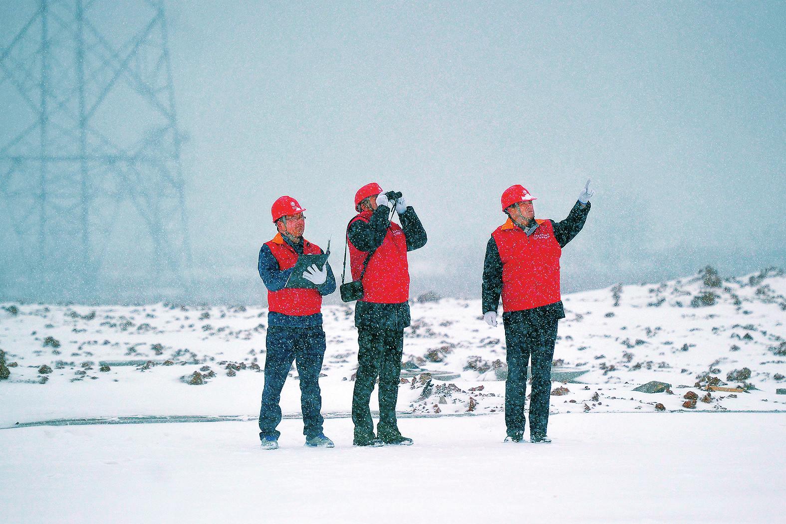 
　　從1月29日開(kāi)始，安徽雨雪天氣逐步減弱，全省電力搶修重建工作全面鋪開(kāi)。截至30日7時(shí)，安徽已恢復(fù)9042個(gè)臺(tái)區(qū)累計(jì)777968名用戶供電，恢復(fù)率為96%
