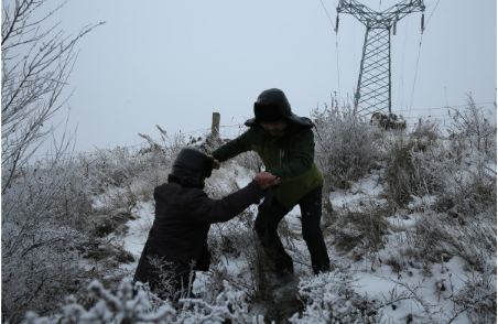 
            	随着全国新一轮降雪降温天气的来临，宁夏六盘山区迎来新年第二场降雪，零下8摄氏度、零下10摄氏度，零下12摄氏度，固原地区气温屡创新低。据气象台预报，1月29日至30日，固原局地最低气温将达零下15摄氏度，固原市各县区相继发布黄色结冰、大雾，蓝色暴雪等预警信息，固原电网设备将再次接受恶劣天气的考验