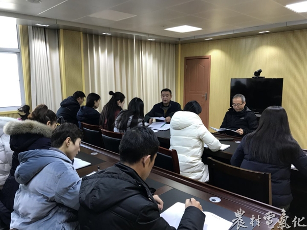 
　　农村电气化网讯：1月31日，孟州市供电公司逐步召开各支部民主评议党员工作会议的形式，三步走开展“三评”对全体党员进行民主测评，并派出相关工作人员督导民主评议党员工作。

　　今年以来，孟州公司认真对照《中国共产党章程》、《关于新形势下党内政治生活的若干准则》、《中国共产党党内监督条例》、《中国共产纪律处分条例》的规定和要求，以“实事求是、民主公开、携手共进”为主要原则，紧密结合实际，积极创新评议方法，开展三步走开展“三评”工作，
