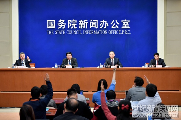 日前，國新辦舉行新聞發(fā)布會，請工業(yè)和信息化部部長苗圩，工業(yè)和信息化部副部長辛國斌，工業(yè)和信息化部總工程師、新聞發(fā)言人張峰介紹2017年工業(yè)通信業(yè)發(fā)展情況。其中，就汽車行業(yè)相關(guān)的智能網(wǎng)聯(lián)汽車、人工智能以及新能源汽車發(fā)展情況，回答記者提問