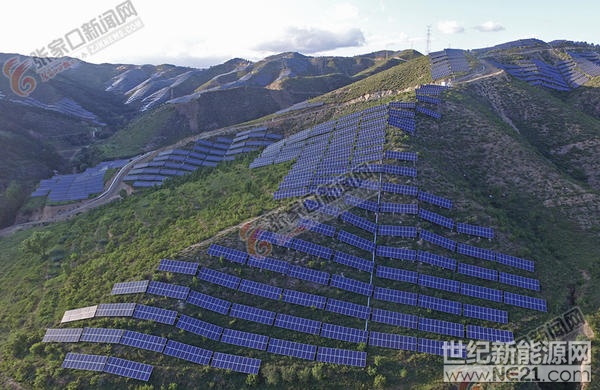 打造國內(nèi)可再生能源開發(fā)利用“樣板間”

———張家口可再生能源示范區(qū)建設(shè)成果綜述

2015年7月，國務(wù)院批復(fù)同意設(shè)立張家口可再生能源示范區(qū)。在國家、省大力支持下，在市委、市政府強(qiáng)力推動(dòng)下，經(jīng)過兩年多的發(fā)展，示范區(qū)在體制機(jī)制創(chuàng)新、商業(yè)模式創(chuàng)新、應(yīng)用技術(shù)創(chuàng)新、規(guī)?；_發(fā)、多元化應(yīng)用、本地化消納等領(lǐng)域均取得了突破性的進(jìn)展，為國內(nèi)可再生能源開發(fā)應(yīng)用提供了可復(fù)制、可推廣的成功經(jīng)驗(yàn)
