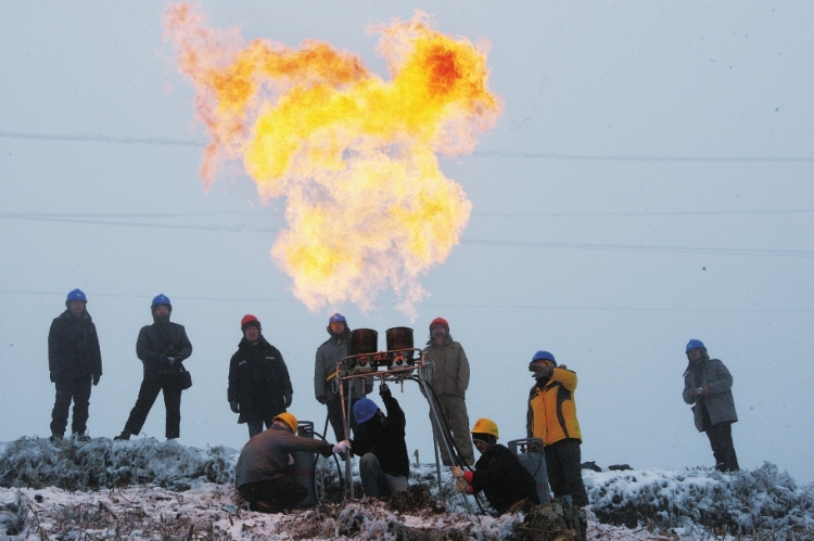 　　2008

　　歷史圖片 趙萬(wàn)波 攝

　　2011

　　不懼冰雪的電網(wǎng)人。王林 攝

　　2012

　　開展輸電線路三相短接