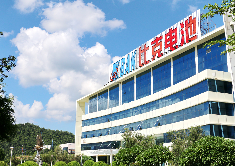 
	中國儲能網(wǎng)訊：深圳市比克動力電池有限公司（以下簡稱“比克”），成立于2001年，作為行業(yè)最早開發(fā)三元體系車用動力電芯的企業(yè)之一，比克目前的車電產(chǎn)品主要以圓柱電池為主，包括18650/21700等型號，持續(xù)化提升其安全性、性價比、能量密度、循環(huán)壽命等性能。



	作為國內(nèi)最早進軍該領(lǐng)域的企業(yè)之一，比克以其卓越的產(chǎn)品品質(zhì)始終占據(jù)著市場領(lǐng)導(dǎo)地位