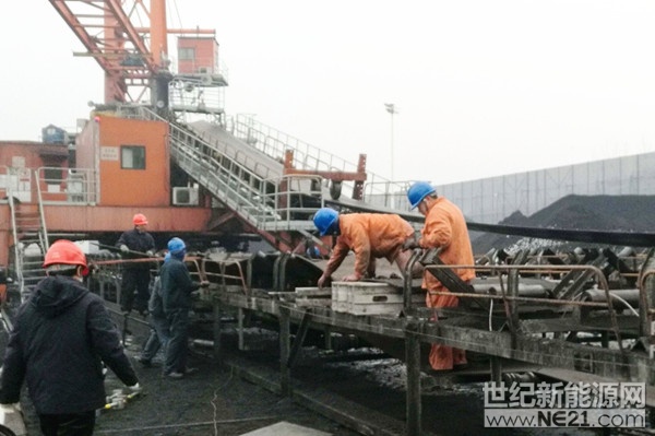 中国电力新闻网讯 通讯员 荣蓉 报道 面对新年第二轮雨雪降温极寒天气的考验，淮北发电厂主动出击、制定对策，驻守一线、上下齐心，全力以赴应对迎峰度冬和防寒防冻各项工作，力保安全生产态势稳定。　 
 
针对此次雨雪极寒天气，该厂在完备各项防寒防冻措施的基础上，加大设备巡视和维护力度，及时消除设备隐患和缺陷，并细致开展各专业安全检查、定期清理等工作，全力保障发电机组安全、经济、稳定运行