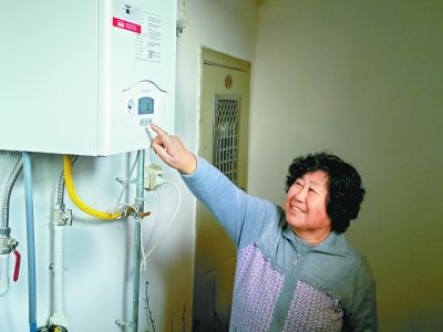 　　原标题：“煤改气”干净又暖和　　程秀清正在操作空气源热泵调节温度。　　“小伙子，快到屋里坐，屋里特暖和！”在通州区潞城镇大豆各庄村采访，村民程秀清热情地跟记者打招呼