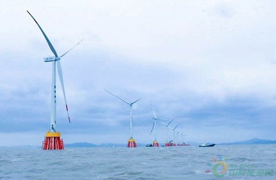　　1月30日，随着最新一台风机吊装成功，全省首个海上风电项目国电舟山普陀6号海上风电场2区工程现已完成风机安装14台，其中8台风机实施并网发电，配套设施220千伏海上升压站、2000吨级风机组装码头、海缆敷设工程、陆上集控中心及陆上计量站等已全部完工。为切实保障春节期间辖区大型水工项目停工期安全监管，保证风电施工水域通航环境有序，舟山海事部门认真比对《交通运输部海事局关于加强海上风电场海事安全监管的指导意见》的文件要求，提前部署，多措并举，确保春节期间海上风电项目安全监管工作有序开展