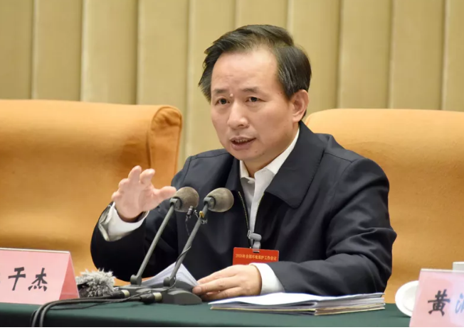 
            	2月2日―3日，环境保护部在京召开2018年全国环境保护工作会议，安排部署2018年重点工作，环境保护部部长李干杰出席会议并讲话。李干杰指出，总体上看，当前我国生态环境保护仍滞后于经济社会发展，仍是“五位一体”总体布局中的短板，仍是广大人民群众关注的焦点问题，环境污染依然严重，环境压力居高不下，环境治理体系基础仍很薄弱