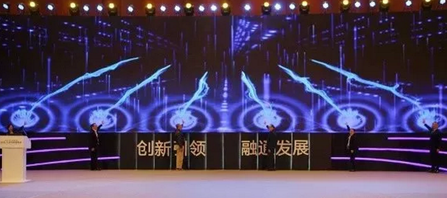                                     在2月2日召开的工业互联网峰会上，国网青海省电力公司在“建设新能源工业互联网平台――为能源转型呈现青海‘样本’”的主题活动”中，发布国内首个覆盖新能源全产业链的互联网平台――绿能互联，吸引线上线下几万名观众参与。金风科技执行副总裁吴凯（右一）参与绿能互联平台启动仪式国网青海省电力公司依托电网核心资源，联合新疆金风科技股份有限公司（下称“金风科技”）、北京工业大数据创新中心、清华大学等战略合作单位共同搭建绿能互联平台，以新能源发电侧为切