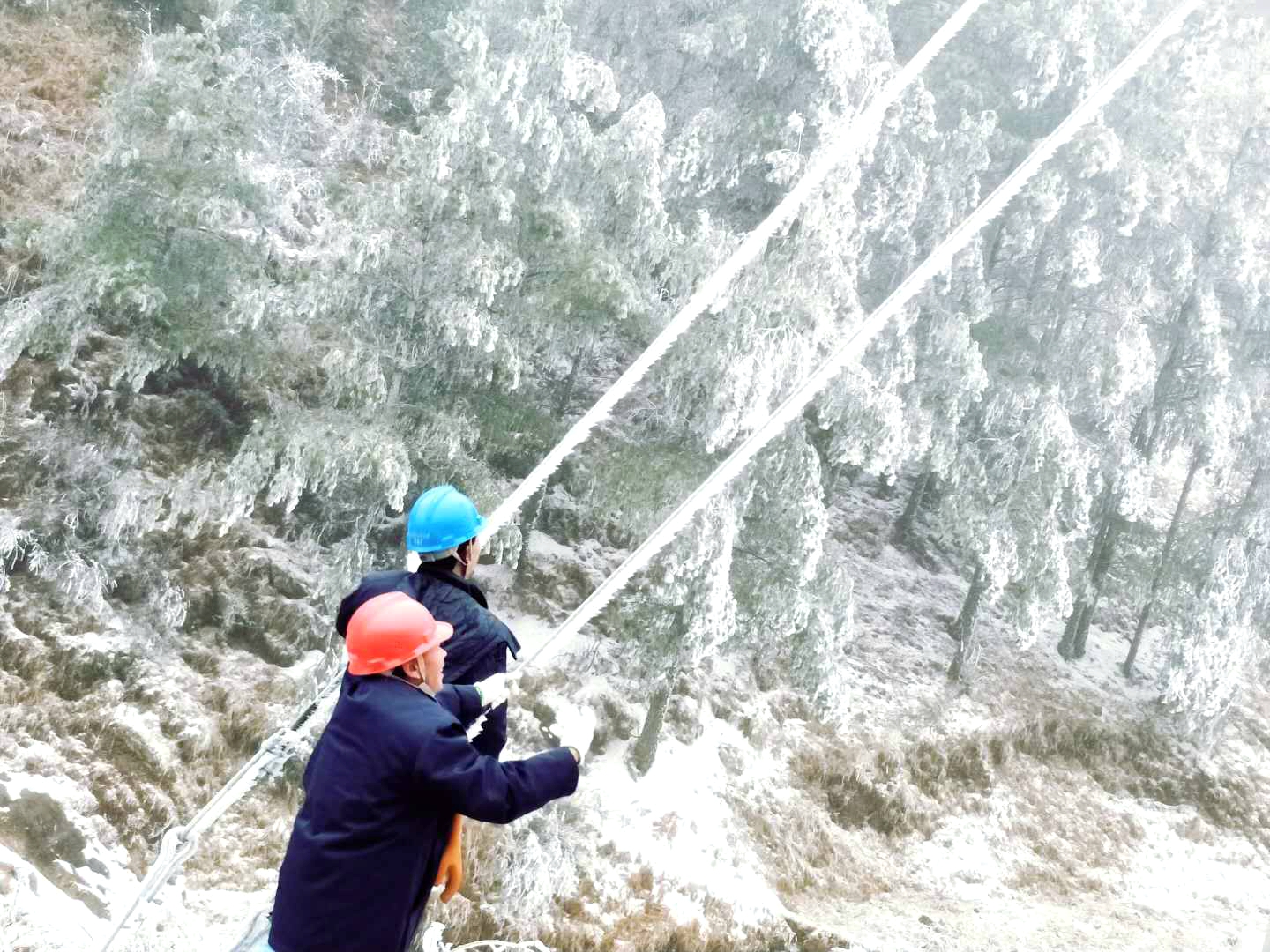 
　　冰凌開花，霧凇凝霜。受強降溫天氣影響，春城昆明最低氣溫下降至-5℃，昆明嵩明阿子營供電所果東線停電，2月5日一早，供電所接到停電通知后立即組織人員前往搶修