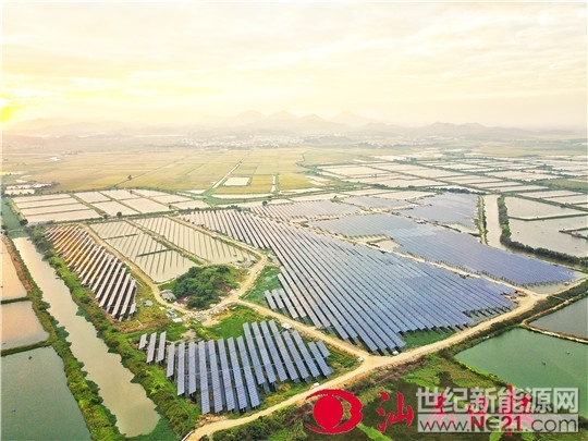 广东省重点项目协鑫海丰赤坑镇渔光互补电站采用“板上光伏发电，板下水面正常养殖”的“渔光互补” 模式进行建设。该项目投资2.4亿元、占地635亩的一期工程于去年3月开工建设，同年6月底并网发电