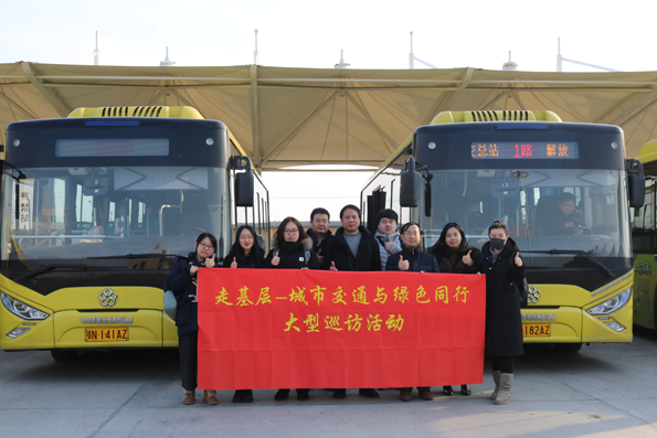　　中国能源报┃近日，“走基层—城市公交与绿色同行”大型巡访活动走进湖北省潜江市，实地考察了潜江新能源车运营情况。　　潜江身处江汉平原富庶腹地，是武汉城市圈西翼主要城市