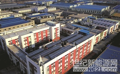 

在太仓市双凤镇，一家公司的厂房顶部安装了太阳能发电系统，建成投入运营至今已有一年，每月稳定发电量达2万多度，预计4年多即可收回成本，屋顶太阳能成为企业增收的“孵蛋金鸡”。图为太仓市双凤镇这家公司屋顶的太阳能发电系统
