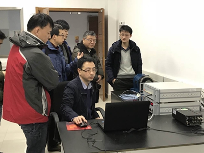 　　日前，由福建省计量院承担的福建省质监局科技项目《振动位移传感器动静态自动校准装置》顺利通过验收。  现场考核 　　振动位移传感器是振动位移测量仪器的重要组成部分，应用于机械振动测量
