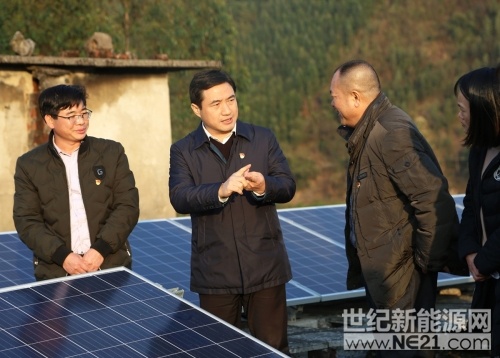 

图为刘胜友在拉沟村了解项目建设运营情况。

2月5日，县委书记刘胜友到拉沟乡调研脱贫攻坚、集体经济发展和宜居乡村工作，县委副书记黄建秋参加调研
